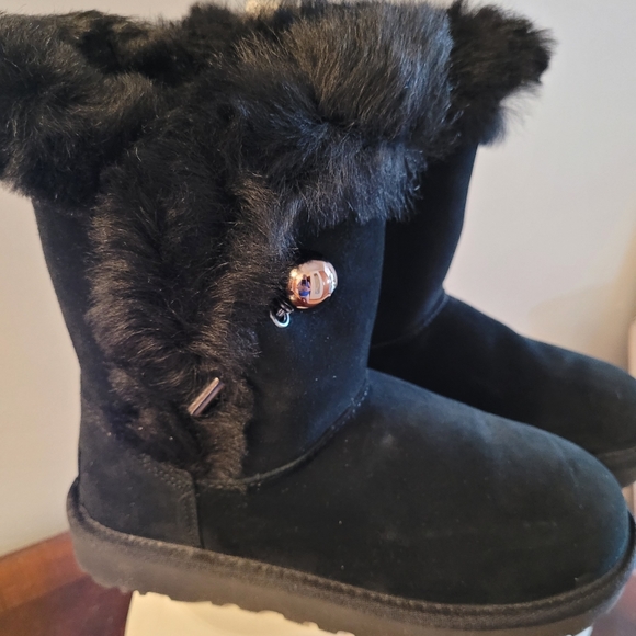 💕Ugg Classic Fluff Pin - Picture 1 of 5